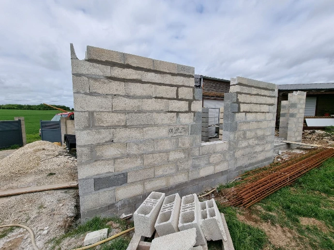 Construction d'un agrandissement pour une maison individuelle en parpaing 